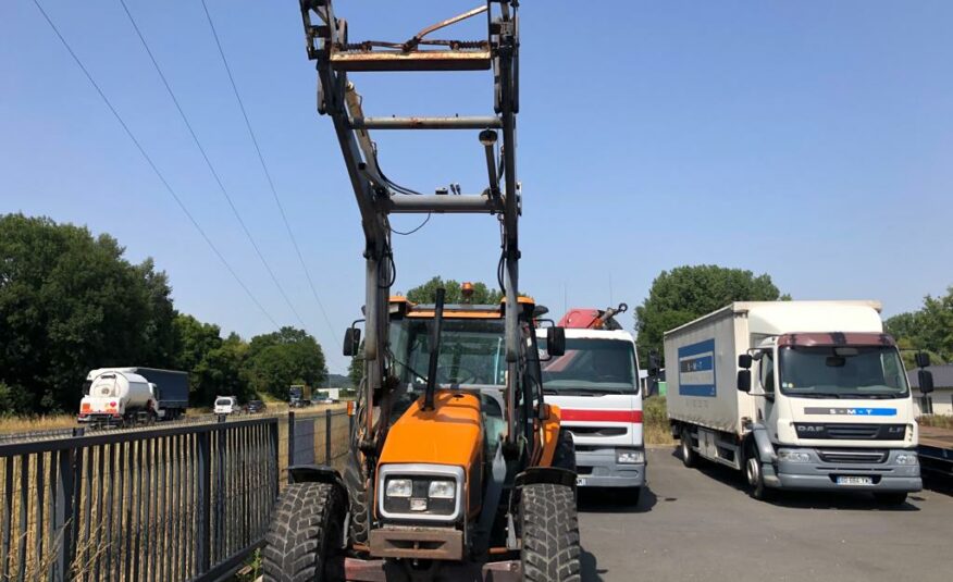 TRACTEUR MASSEY FERGUSON avec bras de levage