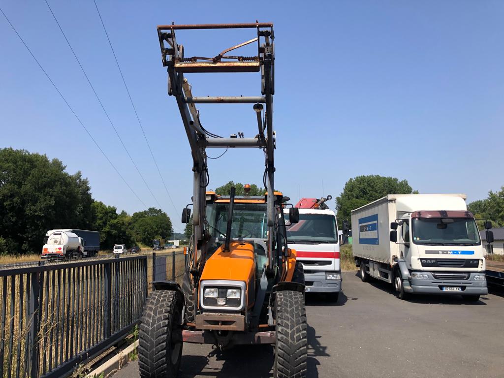 TRACTEUR MASSEY FERGUSON avec bras de levage
