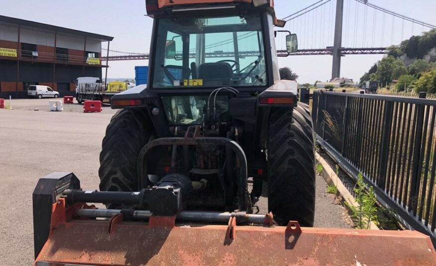 TRACTEUR MASSEY FERGUSON avec bras de levage