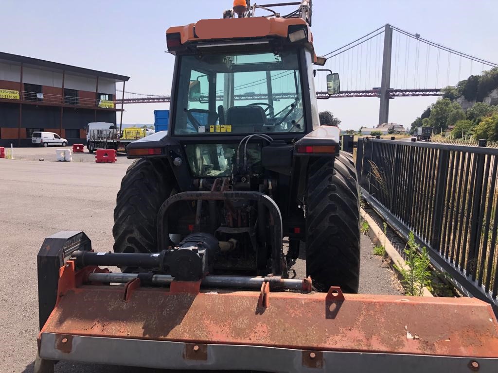 TRACTEUR MASSEY FERGUSON avec bras de levage