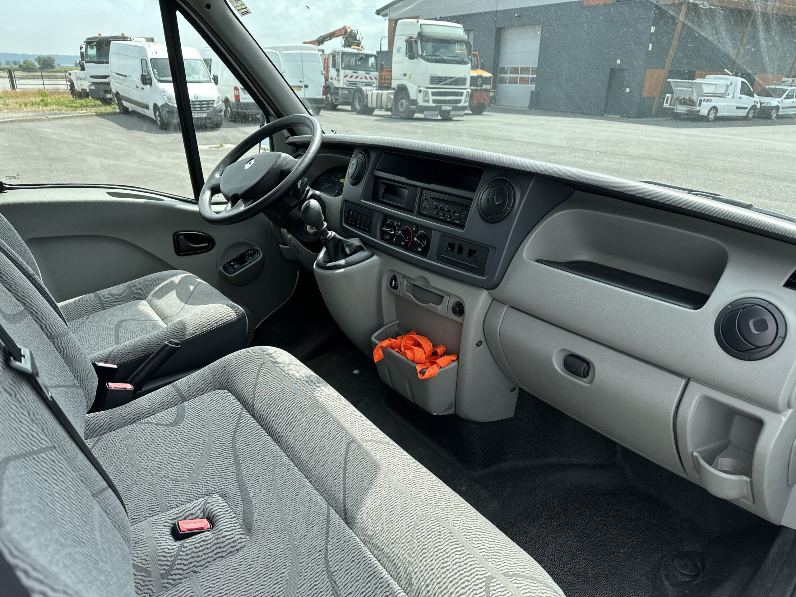 RENAULT MASTER L3H2 CAISSE FG 20m3 AVEC HAYON