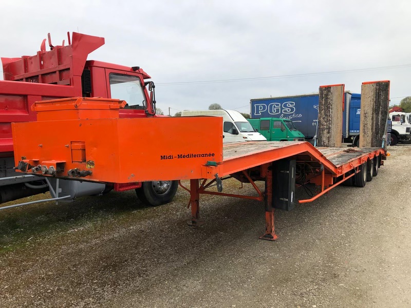 SEMI REMORQUE PORTE ENGINS